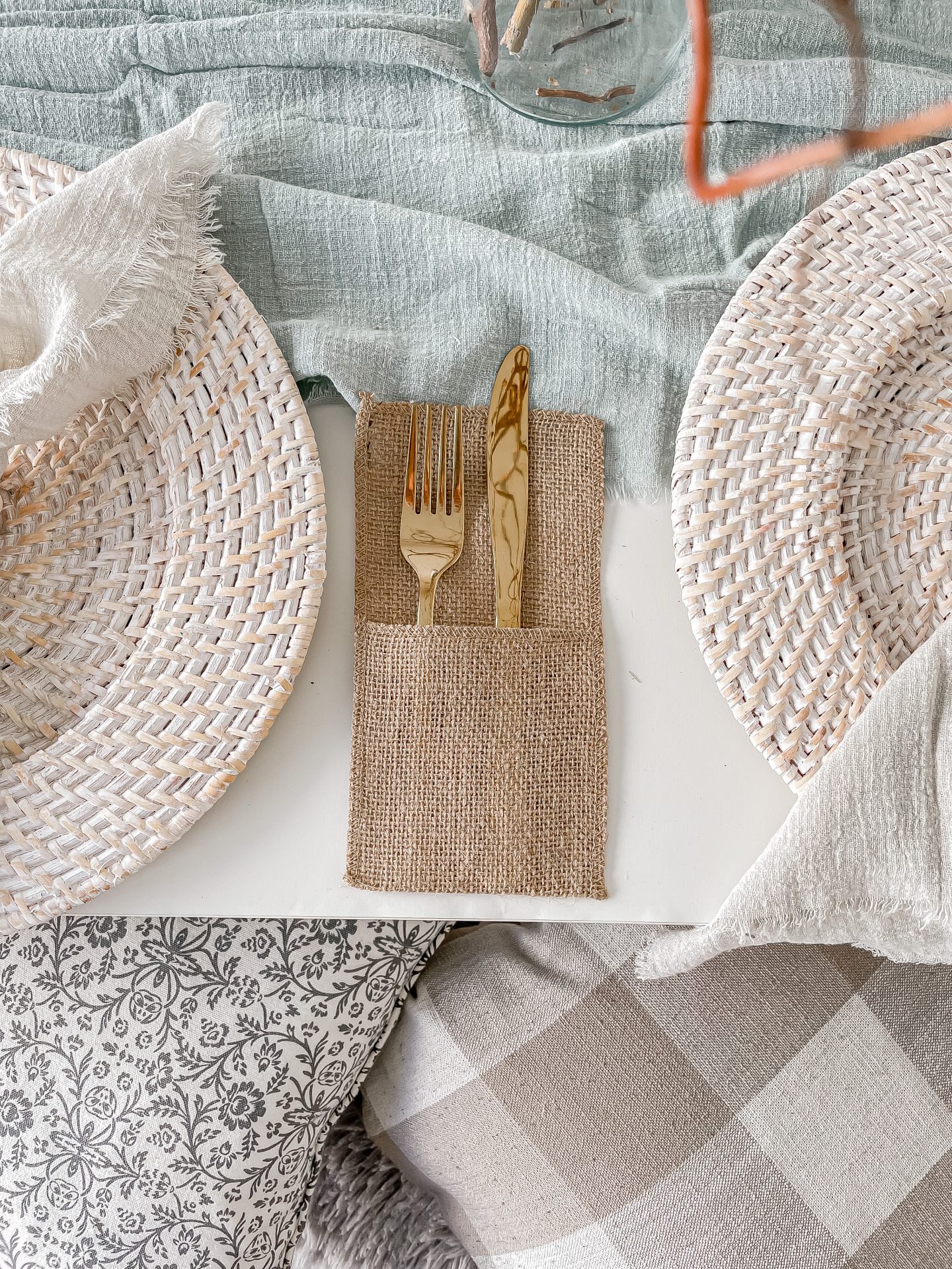 STYLING A NEUTRAL SPRING TABLESCAPE